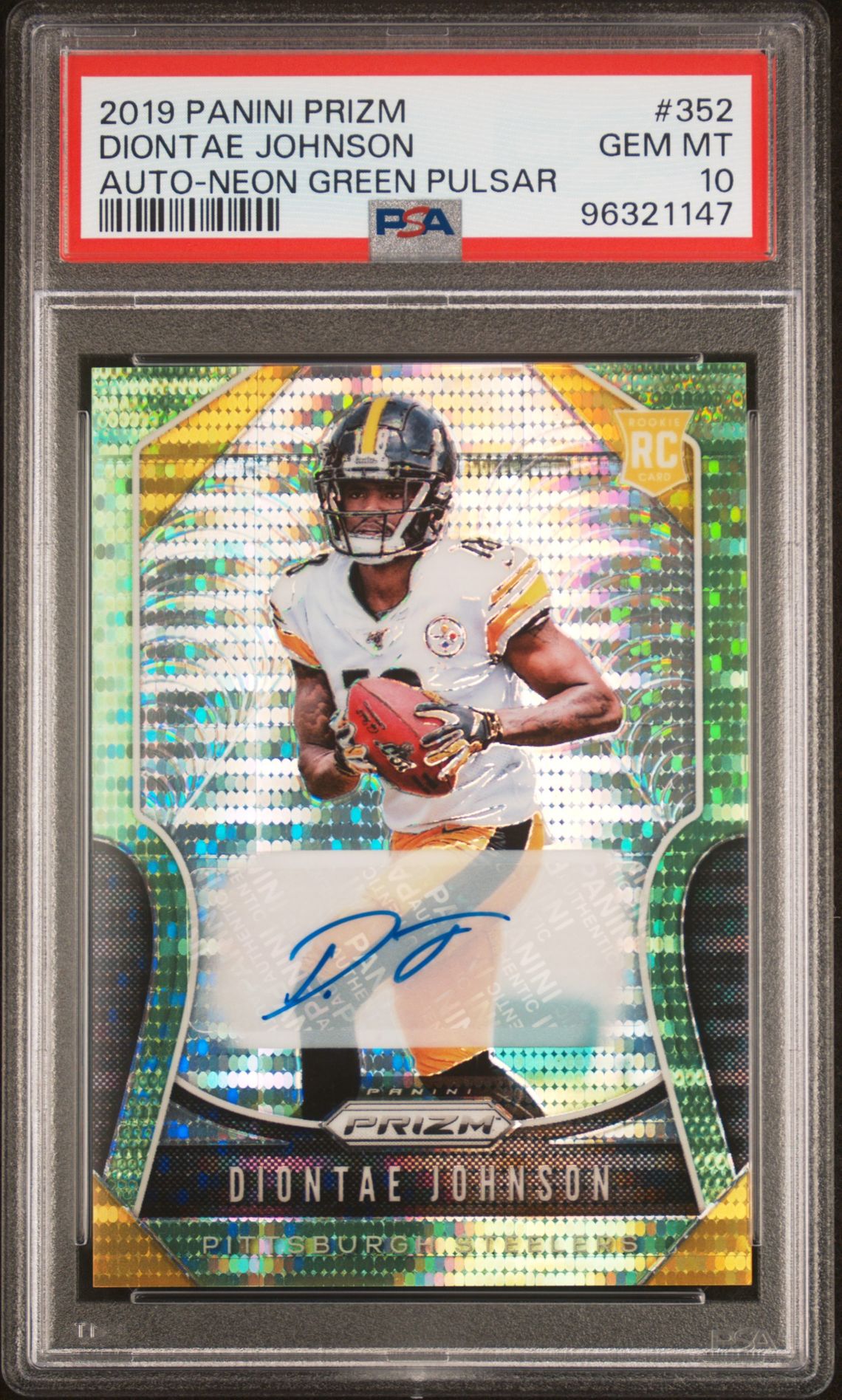 2019 Panini PANINI PRIZM AUTO-NEON GREEN PULSAR #352 Diontae Johnson front
