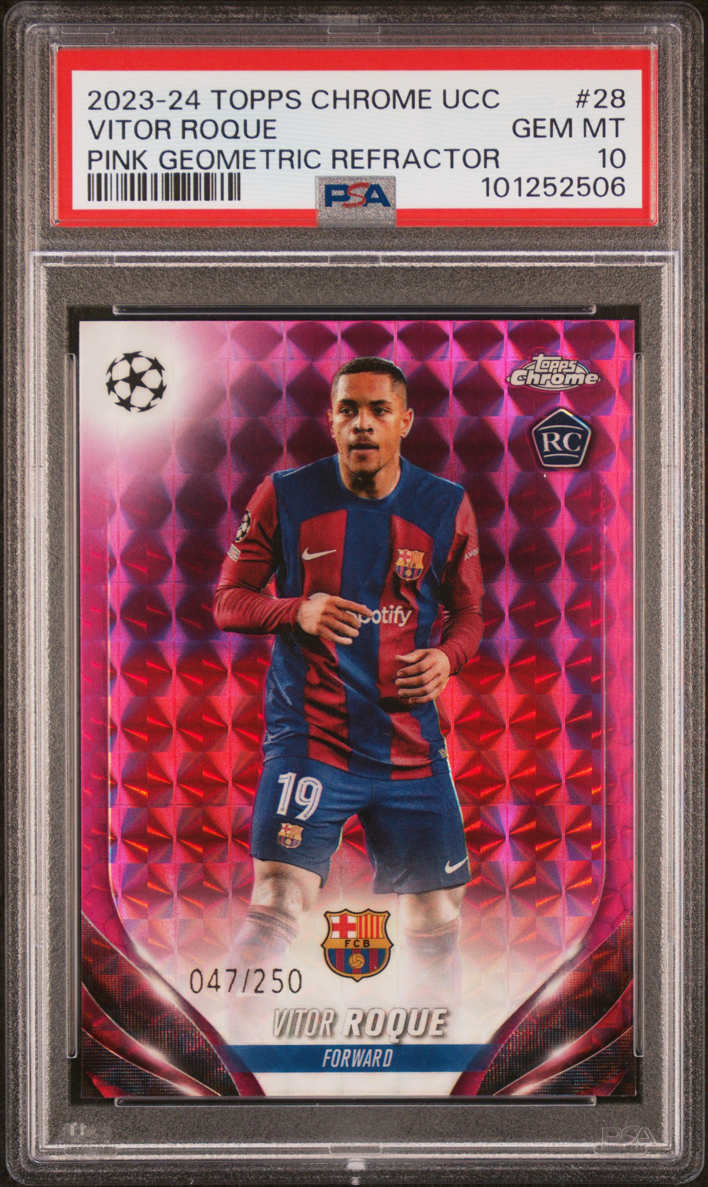 2023-24 Topps Chrome Uefa Club Competitions Vitor Roque #28 (Pink Geometric Refractor) Gem Mt 10 front